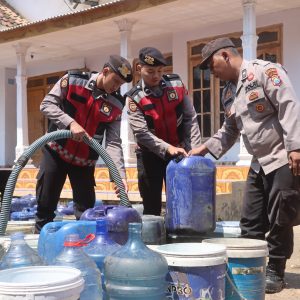 Polsi Peduli : Polres Probolinggo Gandeng BPBD Distribusikan Air Bersih untuk Warga Tiris