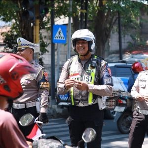 Polres Gresik Bagikan Bendera dan Pin Merah Putih di Jalan Tanamkan Semangat Kemerdekaan