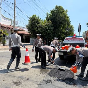 Peduli Keselamatan Masyarakat Polantas Polres Situbondo Tambal Jalan Berlubang Cegah Laka