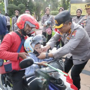 Semarak Merah Putih Sambut HUT RI ke-80 Polisi Berbagi 3.600 Bendera dan 83 Helm di Surabaya