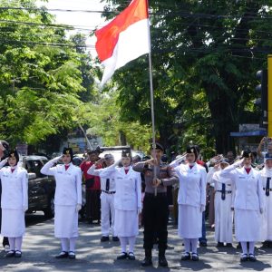 Satlantas Polres Pasuruan Gelar Upacara Detik-Detik Proklamasi di Perempatan Gudang Garam Bangil