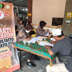 Warga Antusias Layanan Hapus Tato Gratis Polres Situbondo Sambut HUT Polwan ke – 77