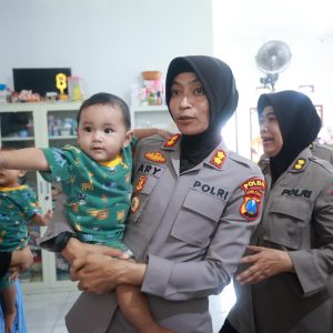 Sambut Hari Jadi Polwan ke -77 Polda Jatim Gelar Baksos di Griya Yatim
