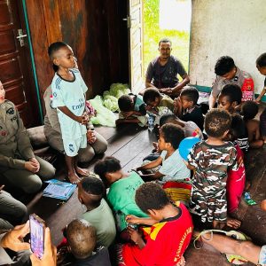 Polri Tanamkan Semangat Belajar kepada Anak-Anak di Kampung Yunad Melalui Pendekatan Humanis