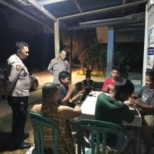 Tingkatkan Keamanan Wilayah Polsek Labakkang, Laksanakan Patroli Blue Light