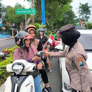 Aksi Simpatik Polisi Wanita Polresta Banyuwangi di Hari Jadi Polwan ke -77 Gatur Lalin Sambil Berbagi Coklat