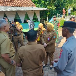 WAKIL BUPATI TANGERANG KUNJUNGI KORBAN BENCANA ANGIN PUTING BELIUNG DI DESA TABAN