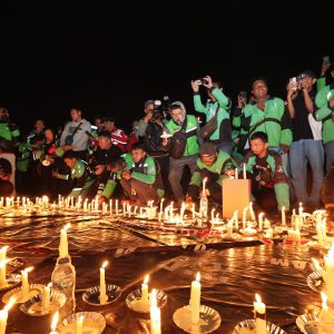 Driver Ojol Gelar Aksi Damai 1000 Lilin di Depan Mapolda Jatim
