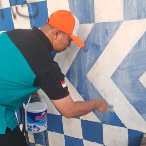 Ojol dan Warga Kompak Bersihkan Pos Polisi yang Dibakar Massa di Surabaya
