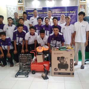 Penyerahan Bantuan Peralatan untuk Bengkel dan Menjahit Kelompok Wira Usaha Baru di Desa Mekar Jaya   