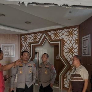 Polisi dan Warga Kembalikan Asa Jamaah Masjid Al Jabar Polsek Tegalsari Pasca-kerusuhan di Surabaya