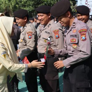 Bunga dan Jeruk Simbol Kepedulian Masyarakat untuk Polres Batu