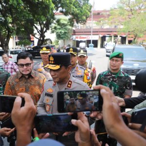 Kapolda Jatim Tinjau Titik Kerusakan di Kediri Raya, Himbau Masyarakat Turut Jaga Kamtibmas