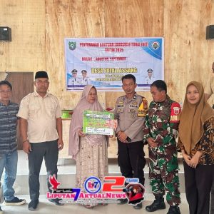 Bhabinkamtibmas Hadiri Penyerahan Bantuan Langsung Tunai (BLT) Di Desa patallassang Kecamatan Labakkang Kabupaten Pangkep