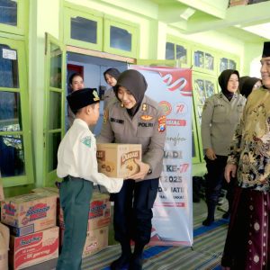 Polri Untuk Masyarakat : SPN Polda Jatim Sentuh Hati Anak Yatim di Momen Hari Jadi Polwan ke-77