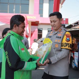 Polres Jember Hadirkan Pasar Murah, Pengemudi Ojol Bawa Pulang Sembako Dengan Senyum Sumringah