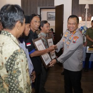 Kapolrestabes Surabaya Beri Penghargaan Kapolsek Wonokromo dan Toga Tomas atas Peran Aktif Jaga Kamtibmas