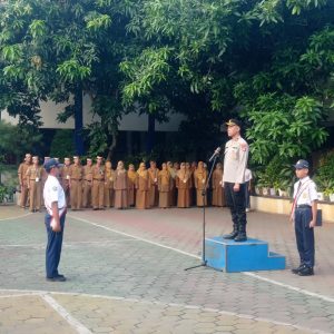 Kapolsek Cikupa Sampaikan Amanat Upacara di SMPN 3 Cikupa, Didampingi Bhabinkamtibmas Pasir Jaya   