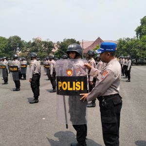 Cetak Polisi Humanis, 247 Siswa Diktukba SPN Polda Jatim Dibekali Teknik Dalmas