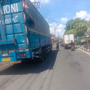 Polres Gresik Tindak Truk Besar Bandel, Langgar Jam Operasional di Jalur Padat