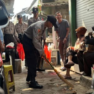 Siswa Diktukba Polri SPN Polda Jatim Punguti Sampah di Pasar Mojokerto, Pedagang: Bikin Hati Adem