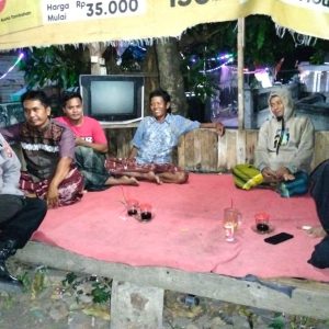 Kapolsek Rembang Bersama Tiga Pilar Himbau Warga Aktifkan Siskamling  PASURUAN – Kapolsek Rembang AKP Mulyono, S.Sos., M.H. bersama unsur Tiga Pilar menggelar himbauan kamtibmas kepada warga Kecamatan Rembang, di Pos Kamling Desa Rembang, Minggu malam (14/9/2025).  Dalam kesempatan tersebut, Kapolsek mengajak masyarakat untuk menjaga keamanan dan ketertiban di lingkungan masing-masing. Ia juga menekankan pentingnya mengaktifkan kembali ronda malam atau siskamling guna mencegah gangguan kamtibmas.  “Warga diharapkan tidak mudah terprovokasi berita bohong di media sosial. Gunakan medsos secara arif dan bijak. Kami juga meminta RT, RW, hingga kepala dusun menggerakkan kembali siskamling di wilayahnya,” ujar AKP Mulyono.  Hadir dalam kegiatan itu jajaran personel Polsek Rembang, Koramil Rembang, Satpol PP, dan Banser. Kegiatan berlangsung aman, lancar, dan kondusif.  Kapolres Pasuruan, AKBP Jazuli Dani Iriawan, menyambut baik inisiatif tersebut. Ia menilai, langkah Polsek Rembang bersama Tiga Pilar dapat memperkuat keterlibatan masyarakat dalam menjaga keamanan.  “Keamanan adalah tanggung jawab bersama. Aktivasi siskamling akan sangat membantu kepolisian dalam mencegah potensi kerawanan di tengah masyarakat,” tegas Kapolres.