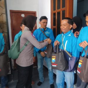 Polri Untuk Masyarakat : Polres Bondowoso Berbagi Sembako Untuk Ojol Sambut Hari Lalu Lintas Bhayangkara ke- 70