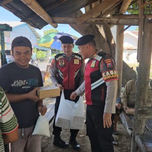 Polisi Patroli Sambil Berbagi Nasi Kotak Program Pasabber Polres Situbondo Disambut Antusias Warga