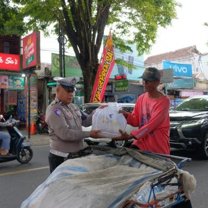 Polres Malang Berbagi Ratusan Paket Sembako Sambut Hari Lalu Lintas Bhayangkara ke-70