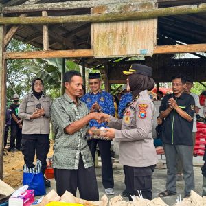Bedah Rumah Warga di Tulakan, Polres Pacitan Peringati Hari Jadi Polwan ke -77