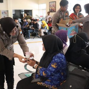 Siapkan Makanan Gratis untuk Pemohon SKCK, Polres Mojokerto Kota Hadirkan Layanan Prima yang Humanis