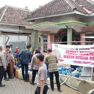 Polres Pasuruan dan PMII Salurkan 6.000 Liter Air Bersih ke Desa Karangjati Lumbang
