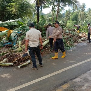Polisi Bersama BPBD Tangani 2.228 Jiwa Terdampak Banjir di Malang Selatan