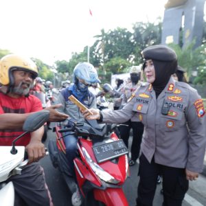 Gatur Lalin Sambil Berbagi Helm dan Cokelat Polwan Polda Jatim Peringati Hari Jadi Polisi Wanita ke 77