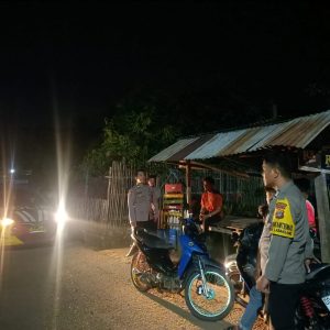 Unit Patroli Polsek Labakkang Pantau Situasi Kamtibmas Di Wilkum Dengan Patroli Di Perkampungan