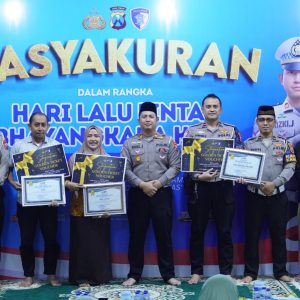 Hari Lalu Lintas Bhayangkara ke-70, Satlantas Polres Gresik Gelar Tasyakuran dan Beri Penghargaan Anggota Berprestasi