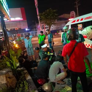 Sinergi Ojol, Warga, dan Polisi di Gresik Selamatkan Korban Kecelakaan