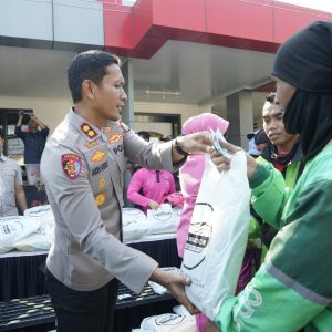 Polres Ponorogo Kembali Gelar Baksos Apresiasi Tukang Becak dan Ojol Solid Jaga Kambtimas