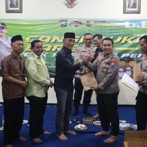 Cangkruakan Kamtibmas Polres Pelabuhan Tanjungperak Beri 200 Kunci Ganda Motor ke Warga