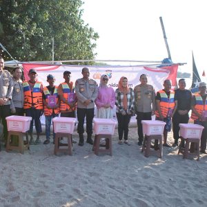 Kapolda Jatim Kunjungi Kelompok Nelayan dan Sadar Wisata di Pantai Pasir Putih Situbondo, Beri Bantuan Alat Keselamatan dan Sembako