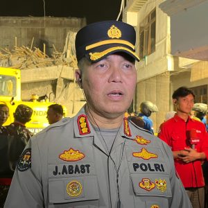 Polda Jatim Bantu Evakuasi Korban Runtuhnya Bangunan Pesantren di Sidoarjo