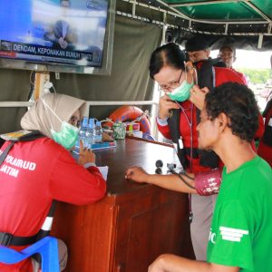 Cepat Dekat dan Bersahabat Ditpolairud Polda Jatim Gelar Perpustakaan dan Klinik Terapung