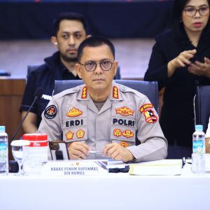 Perkap Kapolri Nomor 4 Tahun 2025 Jadi Pedoman Penindakan Aksi Penyerangan terhadap Polri  Jakarta – Kepolisian Negara Republik Indonesia resmi menerbitkan Peraturan Kapolri Nomor 4 Tahun 2025 tentang Penindakan Aksi Penyerangan terhadap Polri. Regulasi ini menjadi pedoman normatif bagi personel Polri dalam menghadapi ancaman penyerangan yang berpotensi membahayakan jiwa, merusak fasilitas, maupun mengganggu stabilitas keamanan dan ketertiban masyarakat.  Penerbitan Perkap ini dilandasi kebutuhan untuk memberikan dasar hukum yang jelas, tegas, dan terukur terhadap setiap tindakan penindakan yang dilakukan anggota Polri di lapangan. Dalam konsiderans disebutkan, Polri kerap berhadapan dengan situasi yang mengancam keselamatan diri, keluarga, maupun fasilitas kepolisian, sehingga diperlukan langkah penanganan dan penindakan agar dampaknya tidak semakin meluas.  Kabag Penum Divhumas Polri, Kombes Pol. Erdi A. Chaniago, menegaskan bahwa Perkap ini bukan hanya reaktif atas satu peristiwa, melainkan pedoman menyeluruh yang bersifat antisipatif dan preventif.  “Perkap Kapolri Nomor 4 Tahun 2025 ini disusun untuk memberikan pedoman jelas bagi anggota Polri ketika menghadapi aksi penyerangan. Jadi bukan sekadar merespons satu kejadian, melainkan upaya antisipasi agar tindakan kepolisian di lapangan selalu tegas, terukur, dan sesuai ketentuan hukum,” ujarnya di Jakarta, Selasa (30/9/2025).  Lebih lanjut, Erdi menekankan bahwa keselamatan jiwa personel maupun masyarakat menjadi prioritas utama.  “Kita tahu, dalam beberapa situasi penyerangan, keselamatan jiwa personel dan masyarakat sangat terancam. Dengan adanya peraturan ini, anggota memiliki dasar yang kuat untuk bertindak, mulai dari pemberian peringatan, penangkapan, hingga penggunaan senjata api secara proporsional,” tambahnya.  Dengan diterbitkannya Perkap ini, Polri berharap pelaksanaan tugas di lapangan semakin profesional, proporsional, serta berlandaskan hukum, demi menjaga keamanan dan ketertiban masyarakat.
