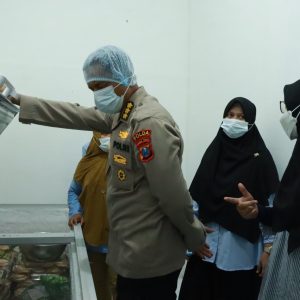 Polres Gresik Komitmen Jaga Kualitas dan Kebersihan Program Makanan Bergizi, Didampingi Itwasda Polda Jatim