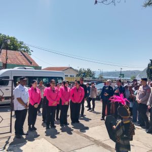 Ketua Umum Bhayangkari Salurkan 5.000 Paket Bansos, Gelar Bakti Kesehatan dan Religi di NTT
