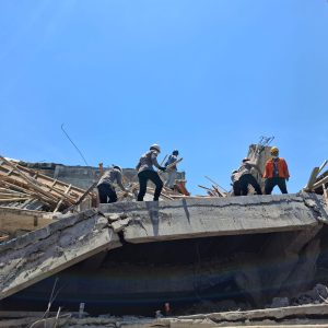 Tim SAR Brimob Polda Jatim Sisir Puing Bangunan Roboh di Ponpes Al Khoziny