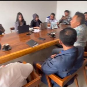 H. Sobri Anggota DPRD Kabupaten Tangerang tampil bela masyarakat bersama Pemerintah Desa Cikupa   