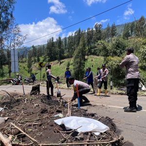 Aksi Cepat Tanggap Polres Probolinggo Tangani Tanah Longsor di Jalur Bromo