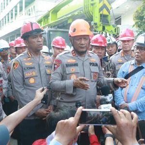 Kapolda Jatim Tinjau Evakuasi Korban Robohnya Bangunan Ponpes Al Khoziny di Sidoarjo