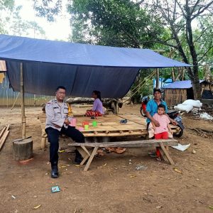 Bhabinkamtibmas Melaksanakan Sambang Silaturahmi Di Wilayah Binaan Sambil Memberikan Himbauan Kamtibmas 
